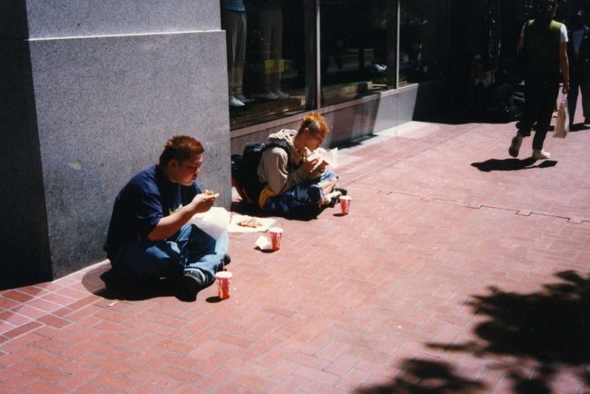 で、食う物は8割がマック！あとはピザ！<br />飲み物も、コーク！かスプライト！<br />だって、これしか注文できねーのよ＾＾<br />んで、道端で食らいつく！！<br />一度、吉野家でビーフボールを食べようとは思ってたけど、結局行かずじまいでしたね。<br />『覚えた単語』<br />・コンボ『なんと、マックのセットって向こうじゃコンボと表現するらしい』