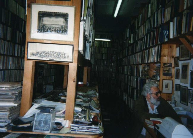 どこでとったかわすれたけれど（多分メルローズAVの近くだったかな）レコード屋。おっさんが渋い！！<br />