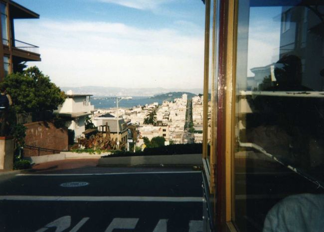 ロンバートストリートの上です。（確か？）よく曲がりくねった道を下から写真におさめてるのはよく見るのですが、普通が嫌であえて上から撮った気がする。。