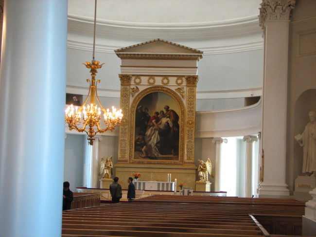 大聖堂の中。パリやウィーンの大聖堂や教会の様にゴテゴテ感はなくシンプル。