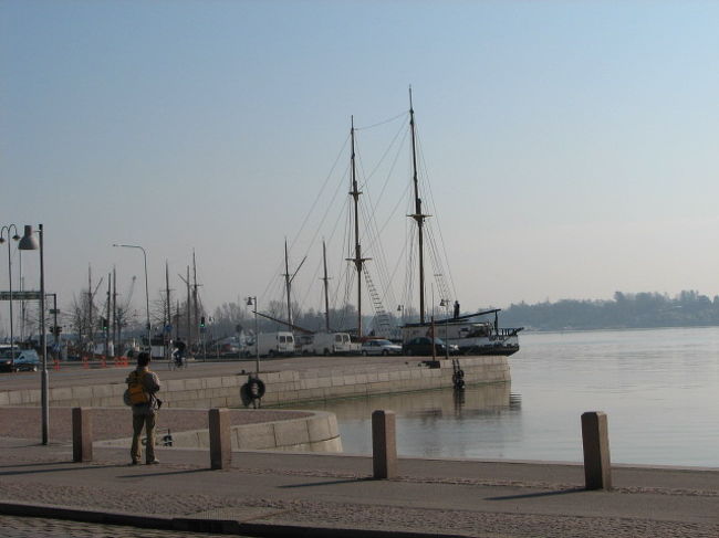 マーケットの横にあるハーバー。フィンランドを舞台にした小林聡美主演の映画「かもめ食堂」に出てきそうな風景。映画ではもたいまさこが荷物の行方を携帯で問い合わせてたっけ。