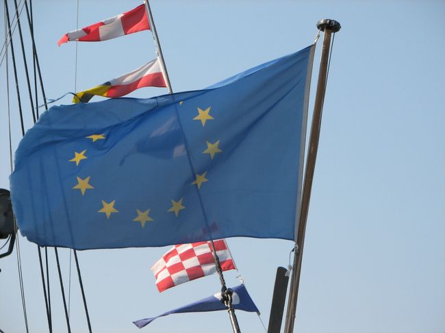 ハーバーにある遊覧船にはためくEU旗。そうそう北欧を旅するときは通貨がことごとく違うから面倒。フィンランドはユーロ導入しておりますのでご安心を。