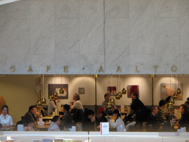 いよいよデザイン観光第一弾。カフェ・アールトへ。目抜き通りエスプラナーディにある3階建て本屋の二階にある。この本屋には至る所におしゃれな椅子があり、歩き疲れた観光客が座ってた。