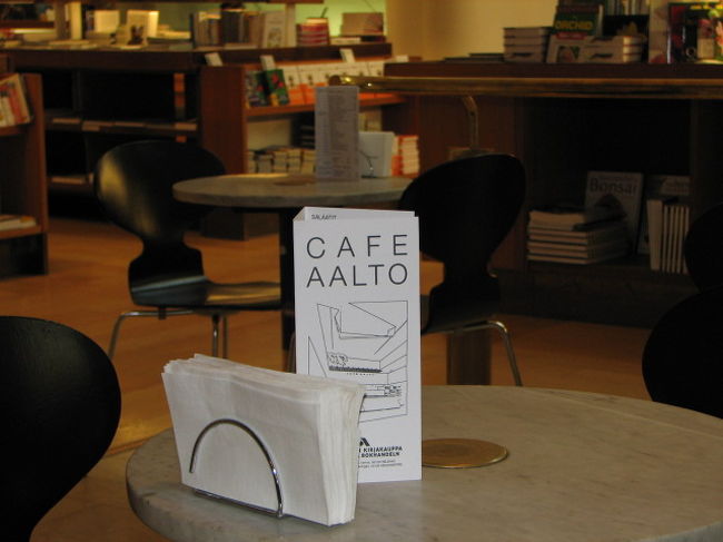 カフェ・アールトで一休み。アントチェアーがたくさん。ショーケースのケーキやパンを覗いて、ああでもない、こうでもないと迷っていたら、店のおじさんが一つ一つ丁寧に英語で説明しだしてくれた。暇なせいもあったかもしれないが、いきなりいい人に出くわした！<br />ちなみに前出の「かもめ食堂」の様にガッチャマンを歌うには相当勇気がいる空間だ。