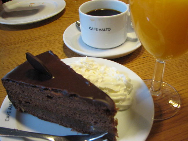 悩んだ挙句、ザッハートルテにコーヒーにオレンジジュースで落ち着きました。どれも美味しかった。