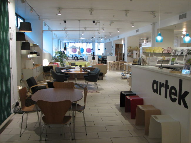 10時を過ぎ、ぼちぼち店が開き始めたので散策開始。まずはアールト家具のお店。アルテックへ。雑誌で見てたものが所狭しと並んでいる。（当たり前だけど。）<br />見てるだけでも楽しい空間だ。