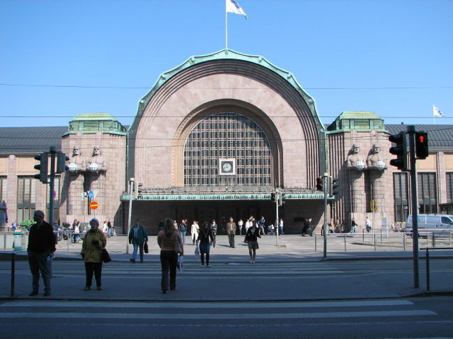 ひととおりエスプラナーディを散策し終えると、次の目的地へ向かうためヘルシンキ中央駅へ。<br />駅向かいの建物を通り抜けたとこにある中華屋でランチをテークアウト。バイキングだったけど安さの割りにまずまずだった。たしか「長江飯店」だったかな。