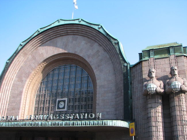 駅のモニュメント。この駅のすぐ横に地下鉄の入り口がありそこから地下鉄に乗った。ちなみに乗車券を買おうと券売機とにらめっこしていると、中年男性が、英語で話し掛けてきてくれ、買い方を教えてくれた。フィンランドはいい人が多いのかなー、といきなり好印象モードに突入。