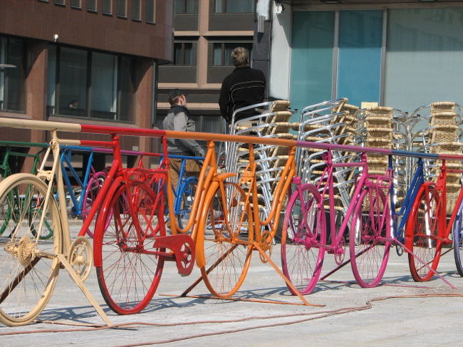 買い物もしたのでいったんホテルに戻って荷物を置く事に。ホテル近くのカンピ駅では新たなモニュメントを建設中。完成後に来たかった。ちなみにこのカンピ駅はレストラン、カフェ、スーパーなど揃っているので結構使える。