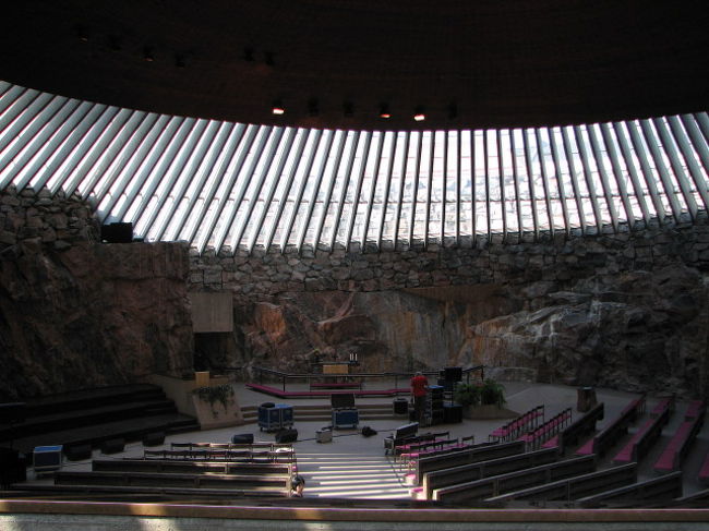 教会内部。光がうまく取り入れられて美しい。教会っぽくないけど神々しさは感じられる。