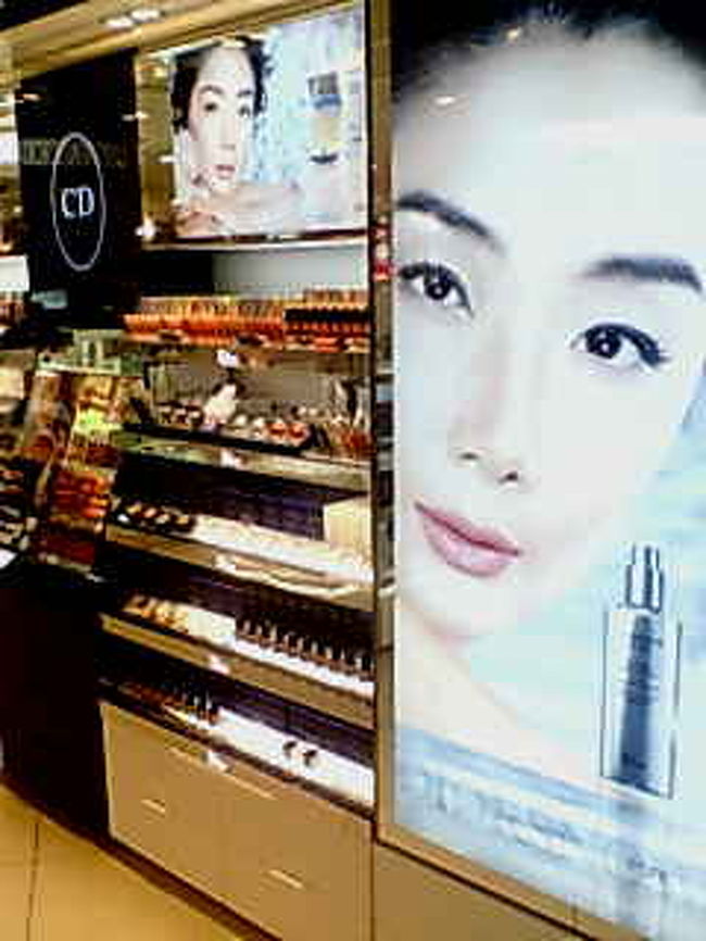 香港国際空港内の免税店にて。Diorのアジアモデルは、チェ・ジウ。撮影時、免税店のお姉さんに「撮影禁止」と怒られました。