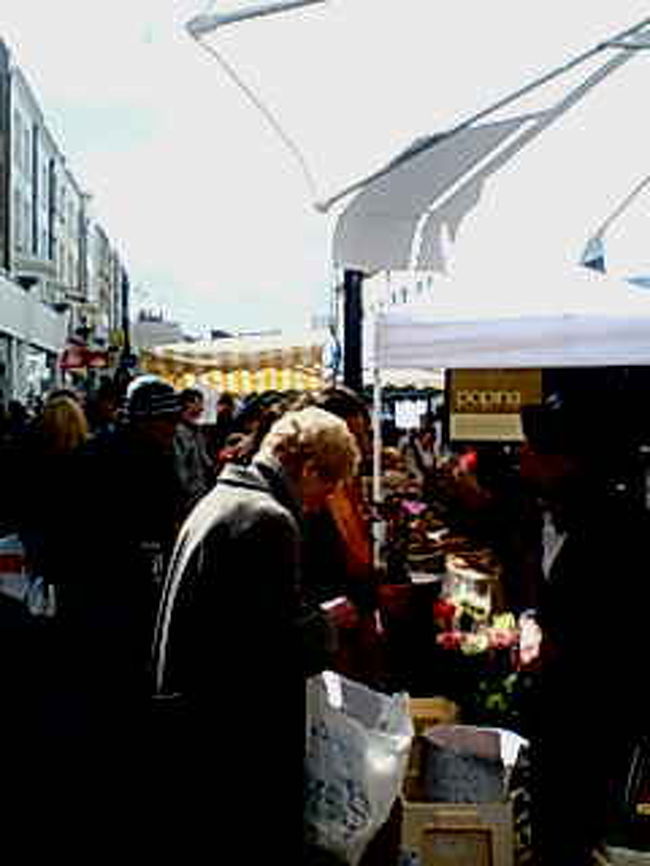 ポートベロー・マーケットの様子。パン屋や野菜や果物、あらゆる市場が並びます。晴れた日はまぶしくて、素敵です。ちゅか、ロンドン滞在オール晴れ！奇跡でした。