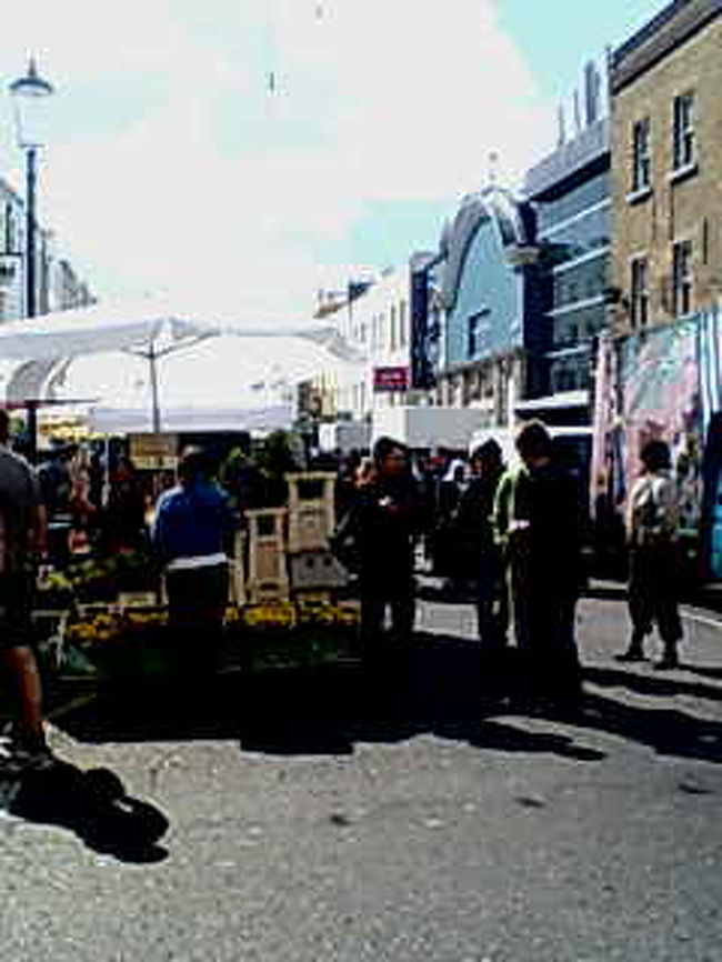 ポートベロー・マーケット。本当に快晴でした。イギリスは曇った空が最高！と思ってたけど、夏より5月ぐらいが一番素敵ですね。季節的に。