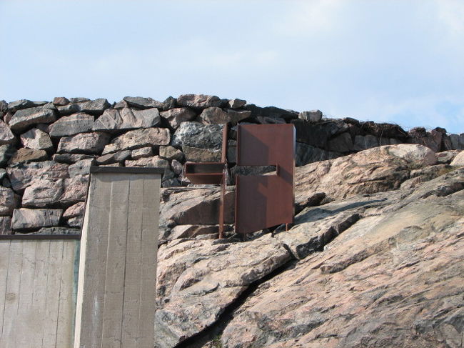 教会入り口の十字架。シンプルで何となくアートな感じ。