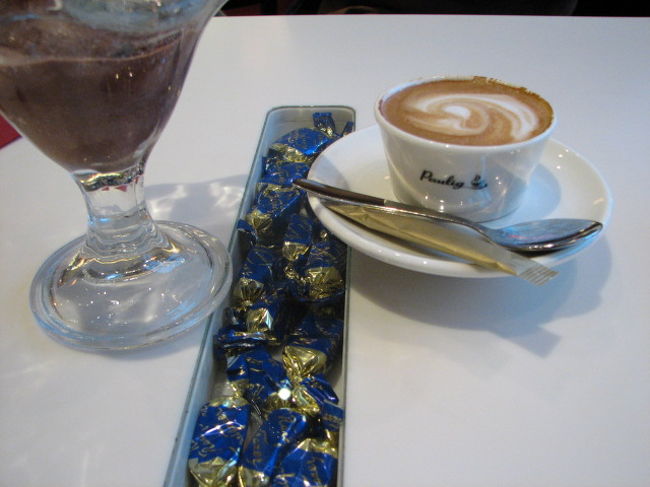 歩き疲れてきたのでFazer Cafeで一休み。フィンランドの有名チョコレートメーカー、Fazer。画面左のチョコレートアイス美味しかったなあ。