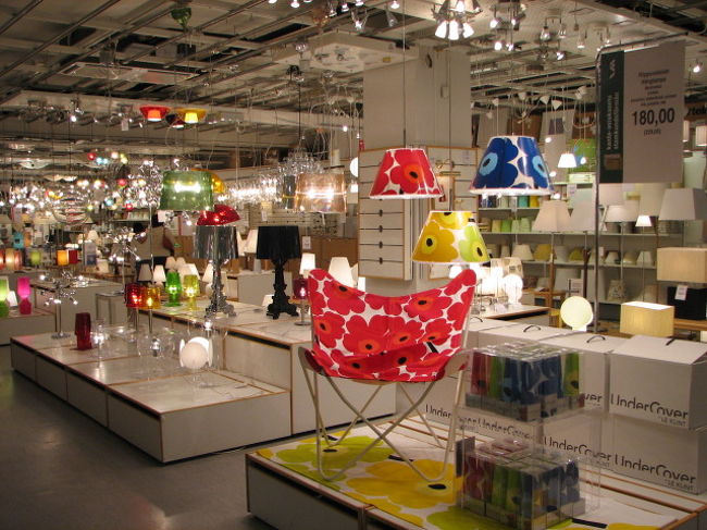 元気を取り戻し、散策開始。オールドマーケットホールに行ってみたがすでにクローズ。急いで、デザインフォーラムへ。色々と面白い物が売っていた。店の奥ではなにやらイベントをやっていた。続けてデパート、ストックマンへ。6時を過ぎるとどんどん店が閉まってしまうこの町で、9時までやってるデパートは旅行者にとって格好の場所だ。<br />写真はストックマン電化製品のフロア。さすがにフィンランドの本領発揮か？照明類の展示は豊富で鮮やか。