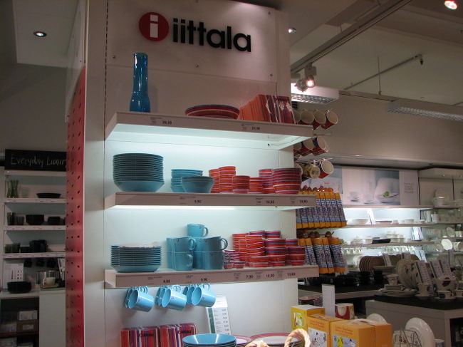 同じくストックマンの食器売り場。明日のアラビアショップ行きに備え、しっかり品定め。