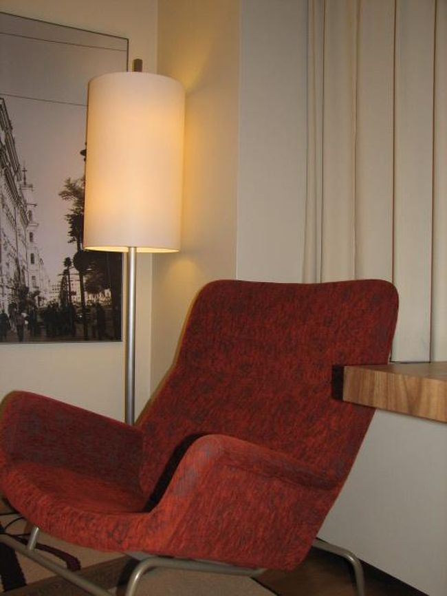 最初の宿泊地、SASロイヤルホテルのロッキングチェアー。<br />椅子に揺られて旅を一日を振り返りながら、初日を終了。ホテルに関しては、部屋、バス、トイレは、広く、清掃も行き届いていて気持ちよく過ごせた。<br />ロケーションは、カンピ駅やテンペリアウキオ教会に近くそこそこ良いロケーション。フィンランド名物サウナもあったが利用時間帯が短く、合わなかったため断念。朝食はパンの種類が多く、フルーツ、ヨーグルトも豊富。おかずも温かい物も冷たい物も豊富で飽きなかった。団体は少なく、ビジネスの人も利用してたようだ。