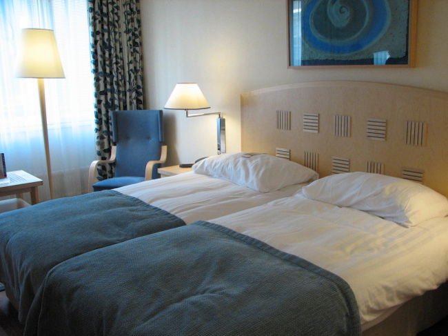 2日目スタート。まず次の宿泊先、SASプラザホテルに移動。朝9時前だったがチェックイン出来た。部屋はイタリアン・アンティーク・スカンジナビアンの3種類から選ぶ事ができ、迷わずスカンジナビアンを希望。想像通り木の温か味が感じられるいい部屋。前泊のSASロイヤルよりも少々狭いが置いてある家具などはこちらの方が良かった。ヘルシンキ中央駅からすぐなのでこちらの方がより便利なロケーションだ。