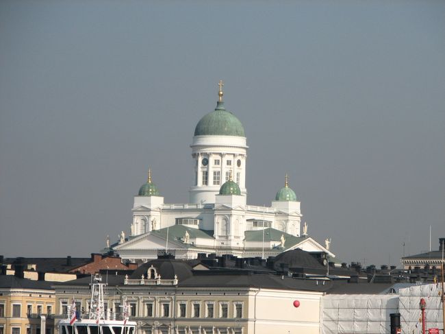 ヘルシンキからフェリーで約15分の沖合いにある世界遺産スオメリンナ島へ。船から見る大聖堂はやはりランドマークだ。ちなみにこのフェリーはバス、トラム、地下鉄共通の1日乗車券が使える。（5ユーロ）