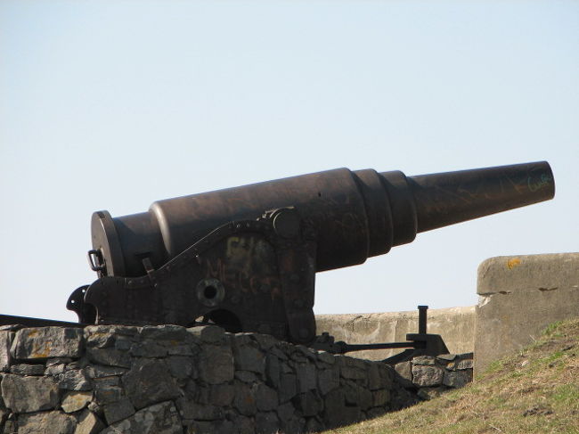 スオメリンナ島到着。地図を入手したかったが、朝10時前でインフォも空いていなかった。仕方なく立て札を頼りに島の散策開始。15分くらい歩き写真の大砲に到着。大砲のほか、潜水艦なども見る事が出来る。