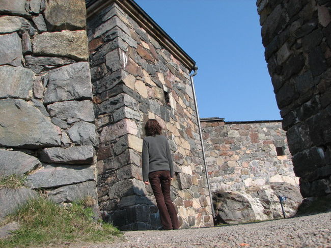 要塞の島なのであちこち城壁がある。壁には弾丸によると思われる無数の丸い穴があり、実際に戦闘があった事を思わせた。ただ現在は、鳥や小動物が暮らすのんびりした島にだった。