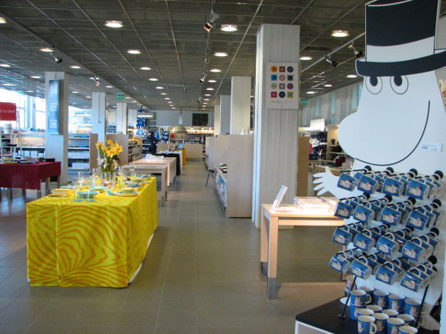 ショップ内をくまなく探索。もちろん全体的に日本で買うより安いが、B級品などは特に安い！最終的にマグやグラス、食器などを数点購入。レジ横は梱包材がたくさん置いてあり、会計後自分で包む。