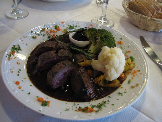 夕食タイム。シーホースというフィンランド料理を出すお店へ。写真はトナカイのステーキ。臭みがあるが柔らかく、くせが気にならなければ美味。付け合せのマッシュポテトが大量でおなかは満腹！結構人気のある店で予約席が結構あった。