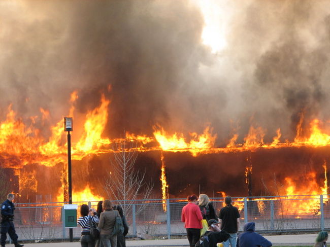 再び中心部へ戻ってくると大きな煙がもくもく。何事かとそこへ行ってみると火事だった。昔使われてたという倉庫から凄い勢いで火が上がっていた。たちまち多くの野次馬達が集まってきた。携帯片手に写真を撮っている人も多かった。