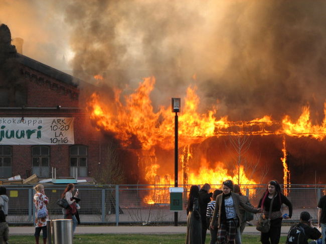サイレンの音は聞こえたが、消火活動は始まらない。みるみる倉庫は火に包まれ、はじから崩れ落ちてきた。<br />しばらくしてホテルに戻り2日目が終了した。