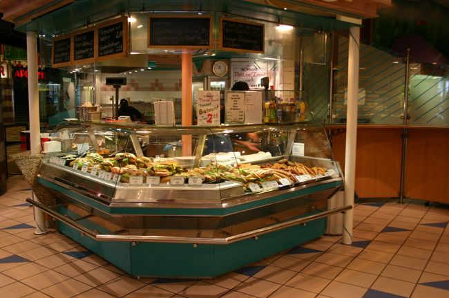 Berlin-Zoo(ベルリンのツッオー)駅をＥＣを利用して約２時間でドレスデンです。その前に食料を調達して列車に乗りました。