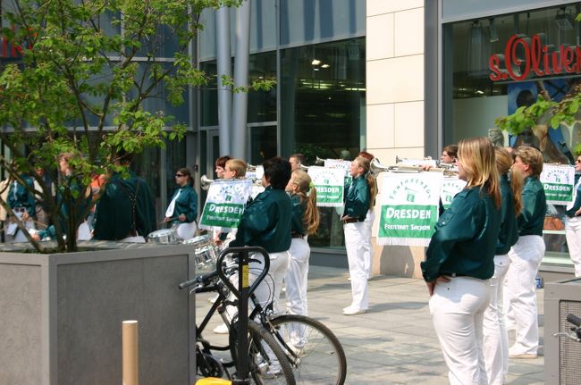 ドレスデン到着。地元の音楽隊に歓迎を受けました。