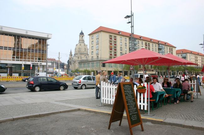 ドレスデンの中央駅HBFから新広場に向かって歩いていると、旧広場でマーケットが開かれていました。旧広場から目にしたフラウエン教会はとてもキレイでした。