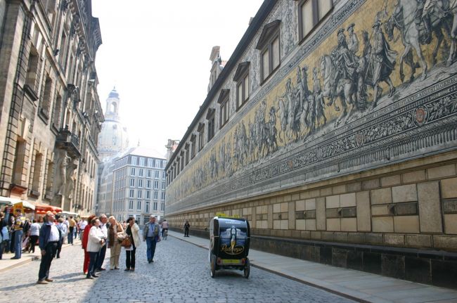 ドレスデン城の東翼北側壁面には約２万５０００枚のマイセン製｢君主の行列｣が戦火免れオリジナルのまま残されています。その長さは１０２メートルにもなります。