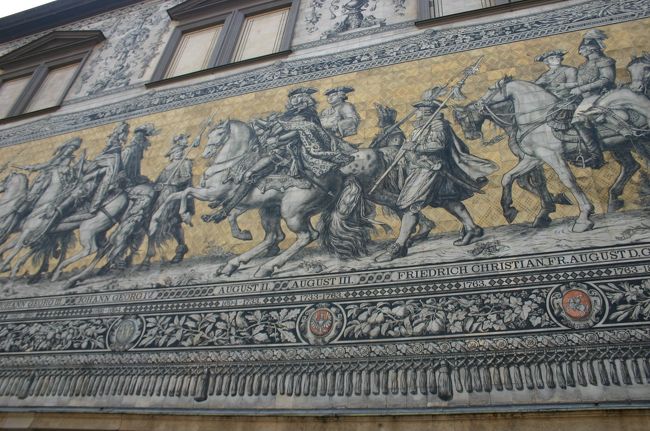 アウグスト強王がバラを踏みつける。