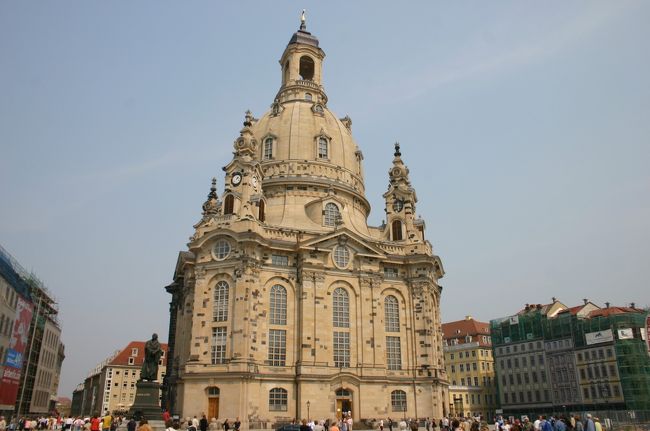 フラウエン教会。第二次世界大戦の空爆で破壊され、１９９４年から始まった再建工事が終わりました。残念ながら入場待ちの大行列で中に入ったり塔に登ることが出来ませんでした。修復費用の大半は寄付金で賄われているそうです。