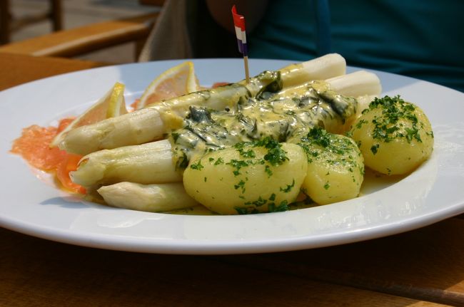 カフェで一休み---旬のアスパラガス。