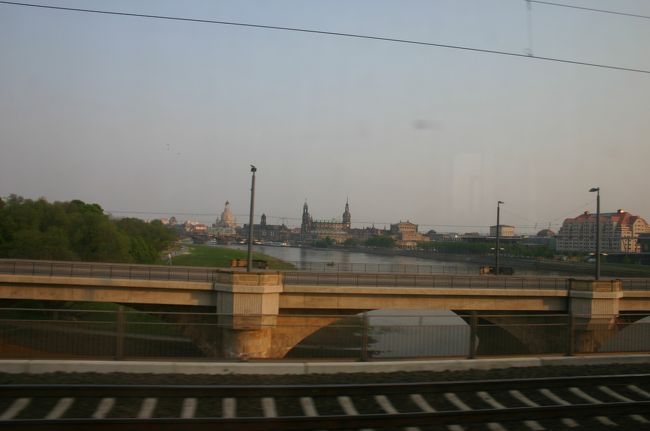 ドレスデンからベルリンに戻るＥＣの車窓から見たエルベ川の夕焼けです。既に日が落ちる時間も長くなりました。