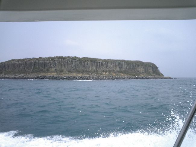 上陸可能島民少ない、まじかかで見れば迫力ある岩です。<br />