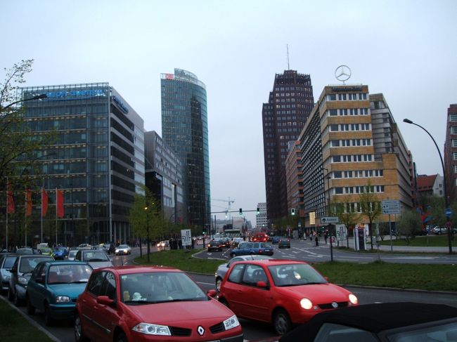 まず向かったのは、写真のポツダム広場。地下にはドイツ鉄道の新しい駅を建設中（というよりほぼ完成）です。ニューヨークのロックフェラーセンター、ロンドンのピカデリーサーカスに並ぶ場所として、今後もベルリンの発展の中心になる場所でしょう。<br /><br />左手がソニーセンターとドイツ鉄道本社、右手がダイムラー・クライスラーセンターになります。