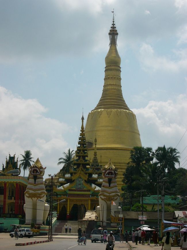 ミャンマー３大パゴダのひとつ「シュエモードパゴダ」。空の青に金色の塔が映えます。