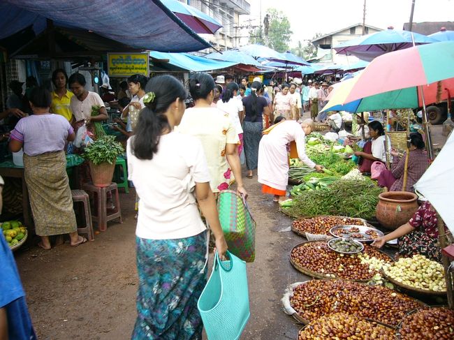 市場はどこでも活気があってにぎやか！！所狭しと生鮮食品がズラリ！！