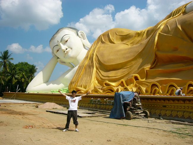 バゴーでは「シュエタリャウン寝釈迦像」が有名ですが、その隣に現在別の寝釈迦像を建設中！！昔この地に寝釈迦像が存在していて、それを現在復元しているのだそうだ。<br />