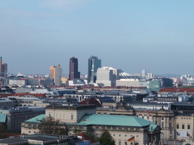 天蓋にも登ってみました。が、ちょっと残念なことに、ドーム内部には入れず、外側しか見ることができませんでした。まあ、展望台としての眺めは抜群なので文句はありませんが。<br /><br />写真はポツダム広場。ソニーセンターにかかっているドームが、昨年の愛知万博の夢見る山と形が似てませんか？