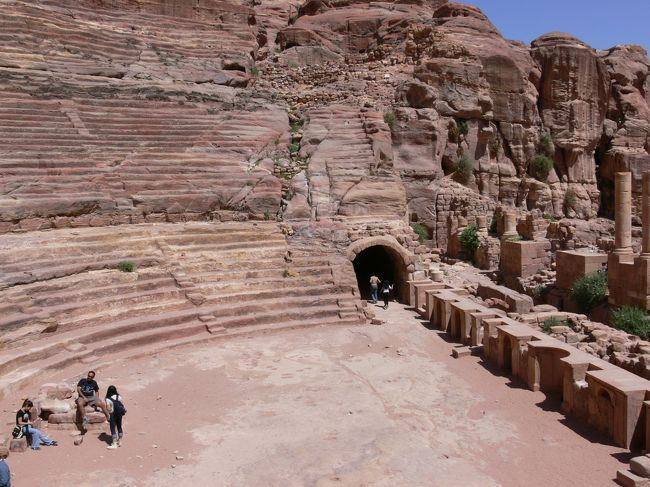 ローマ円形劇場。<br /><br />これら遺跡群の中では２〜３世紀にできたという比較的新しいもの。