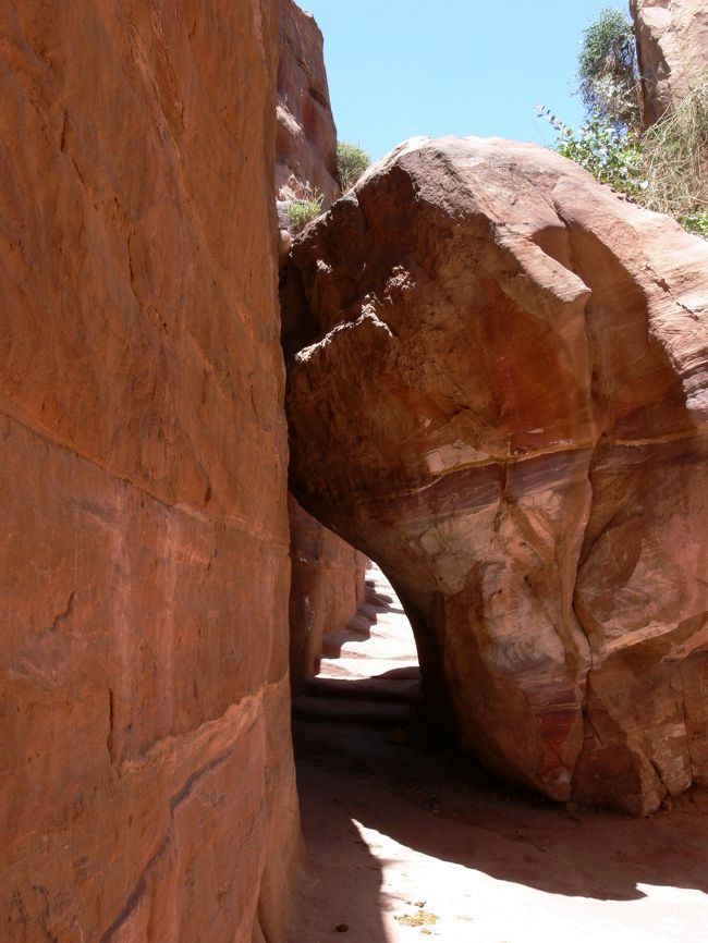 昼も過ぎ、腹ごしらえ（中のレストランは驚くほど高いです）もしたところで、さて、エド・ディル（モナストリー）を目指す山登り。<br /><br />この時期はとてもさわやかに気持ちよく登れますが、真夏はたぶん死ぬなー。<br /><br />途中にはこんな岩も。<br />
