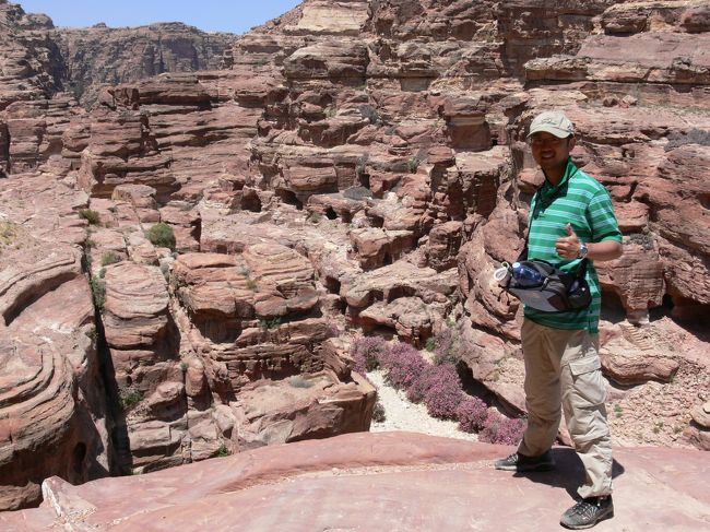 真夏には40度を超えるらしいこの辺りも、この季節なら本当に気持ちがいいです。<br /><br />気温は25度を超えたくらいでしょうか。<br />空気も乾燥していますが、エド・ディルへの山登りも、さわやかな汗をかく程度。<br /><br />空の青さが目に染みました。<br /><br /><br />