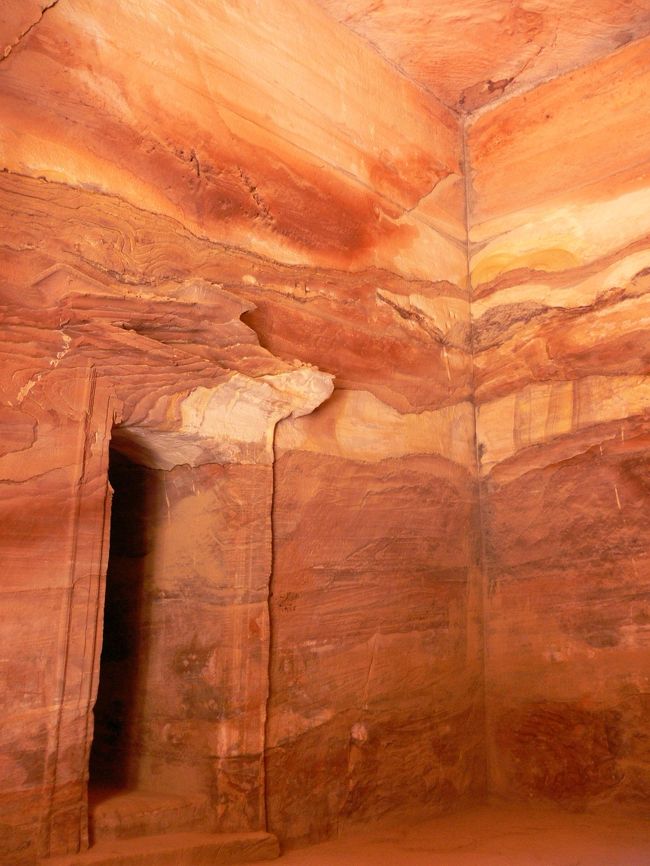 が、しかし。<br /><br />中はこんな感じ。案外しょぼいねー。<br />「インディ・ジョーンズ」とは違うところ。<br /><br />っていっても紀元前１〜紀元後２世紀くらいのものらしい。でも岩の色はきれい。<br /><br />さすが「霊廟」の持つ雰囲気は十分にあります。