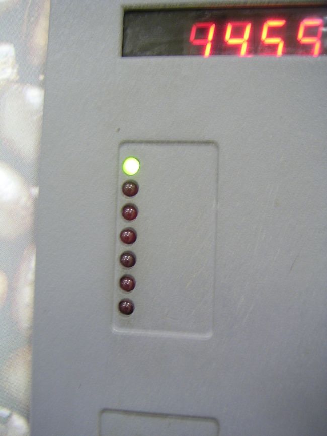 コインを入れボタンを押したとたんにこのランプが上から下まで順番に点滅を始めました。機能しているなと安心。