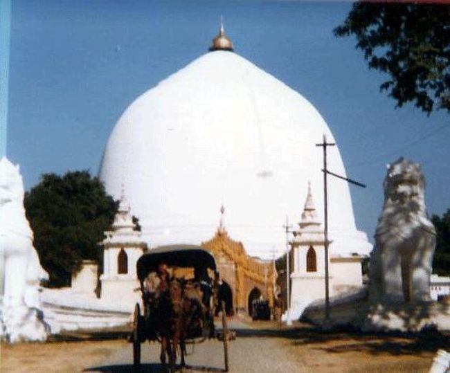 マンダレー近郊、サガインのカウンムードパゴダ。<br />その形から、おっ○いパゴダと呼ばれてました。